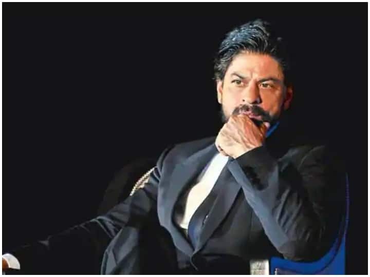 ਫੁੱਟਵਿਅਰ ਦੀ ਗੱਲ ਕਰੀਏ ਤਾਂ ਕਿੰਗ ਖ਼ਾਨ ਨੇ ਇਸ ਲੁੱਕ ਲਈ ਗੋਲਡਨ ਗੂਜ਼ ਬ੍ਰਾਂਡ ਦੇ ਸਨਿਕਰਸ ਕੈਰੀ ਕੀਤੇ ਸਨ, ਜੋ ਲਗਭਗ 79,523 ਰੁਪਏ ਦੇ ਹਨ। ਇਨ੍ਹਾਂ ਸਾਰੀਆਂ ਚੀਜ਼ਾਂ ਨੂੰ ਮਿਲਾ ਕੇ ਲਗਭਗ 97 ਲੱਖ ਦੀ ਕੀਮਤ ’ਚ ਸ਼ਾਹਰੁਖ ਦਾ ਇਹ ਲੁੱਕ ਪੂਰਾ ਹੋਇਆ ਹੈ।