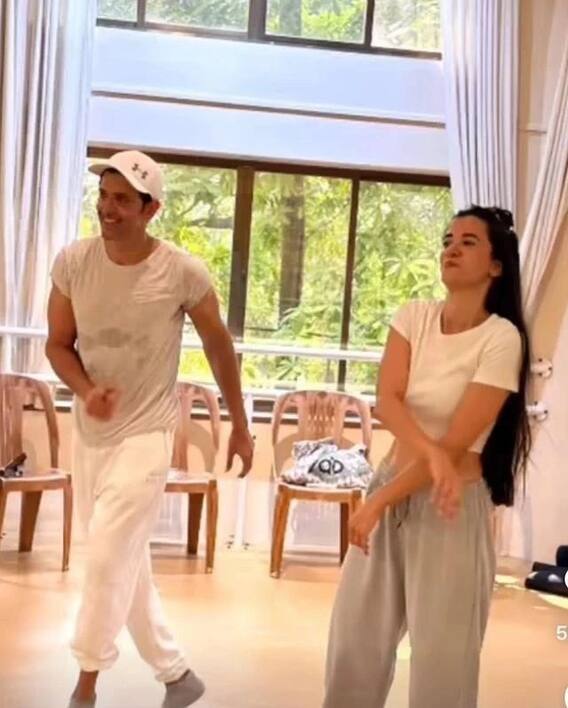 Hrithik-Saba Pics: लेडी लव के साथ दिखा ऋतिक रोशन का मस्तीभरा अंदाज, क्यूट केमिस्ट्री जीत लेगी आपका भी दिल