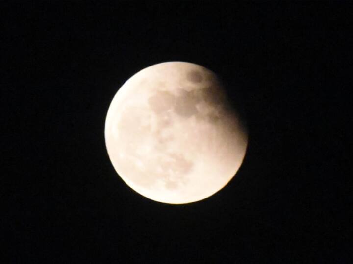 चंद्र ग्रहण की समाप्ति शाम 06 बजकर 20 मिनट पर हो गई. इसी के साथ सूतक काल भी खत्म हो गया. ग्रहण के बाद मंदिरों और घरों में साफ सफाई भी शुरू हो गई.