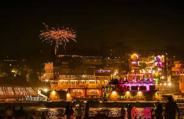 વહીવટી અધિકારીઓએ માહિતી આપી હતી કે માતા ગંગાનું અર્ધચંદ્રાકાર લાખો દીવાઓના પ્રકાશથી ઝળહળી ઉઠ્યું હતું.