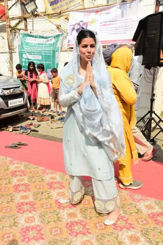 ਉਸਨੇ ਸਕਾਈ ਬਲੂ ਕਲਰ ਦਾ ਕੁੜਤਾ ਸੈਟ ਪਾਇਆ ਹੋਇਆ ਸੀ ਅਤੇ ਸਿਰ ਉੱਤੇ ਚੁੰਨੀ ਲਈ ਹੋਈ ਸੀ। ਜੋ ਉਸ ਦੀ ਖੂਬਸੂਰਤੀ ਨੂੰ ਹੋਰ ਵਧਾ ਰਿਹਾ ਸੀ।