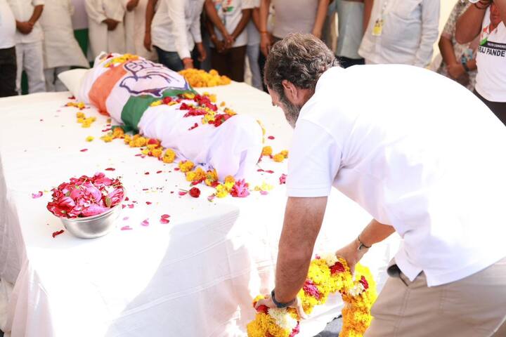 भारत जोडो यात्रेच्या ६२ व्या दिवशी सकाळी एक दुःखद घटना घडली.  सेवादलाचे राष्ट्रीय सरचिटणीस तसेच मध्यप्रदेश काँग्रेस सेवा दलाचे प्रभारी कृष्णकुमार पांडे यांचे हृदयविकाराच्या झटक्याने निधन झाले.