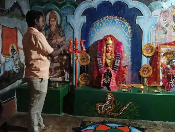 ਮੰਦਿਰ ਦੇ ਪੁਜਾਰੀ ਮੰਦਿਰ ਦੇ ਪਰਿਸਰ ਨੂੰ ਪਾਣੀ ਨਾਲ ਧੋ ਕੇ ਸ਼ੁੱਧ ਕਰ ਰਹੇ ਹਨ। ਅਜਿਹਾ ਮੰਨਿਆ ਜਾਂਦਾ ਹੈ ਕਿ ਚੰਦਰ ਗ੍ਰਹਿਣ ਵਿੱਚ ਗ੍ਰਹਿਣ ਦਾ ਪ੍ਰਭਾਵ ਹੁੰਦਾ ਹੈ, ਇਸ ਲਈ ਮੰਦਰਾਂ ਦੇ ਨਾਲ-ਨਾਲ ਲੋਕ ਆਪਣੇ ਘਰਾਂ ਨੂੰ ਪਾਣੀ ਨਾਲ ਧੋ ਕੇ ਸ਼ੁੱਧ ਕਰਦੇ ਹਨ। ਇਸ ਨਾਲ ਗ੍ਰਹਿਣ ਦਾ ਪ੍ਰਭਾਵ ਘੱਟ ਹੋ ਜਾਂਦਾ ਹੈ।