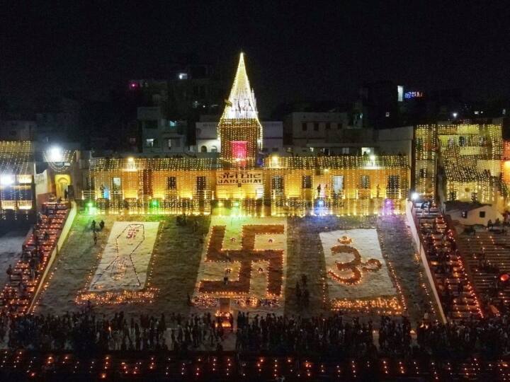 अस्सी घाट पर महामना मदन मोहन मालवीय, तुलसी घाट पर तुलसीदास, हरिश्चन्द्र घाट पर डोम राजा, सिंधिया घाट पर तैलंग स्वामी जैसे विभूतियों के चित्र लगा कर श्रद्धांजलि अर्पित की गयी.