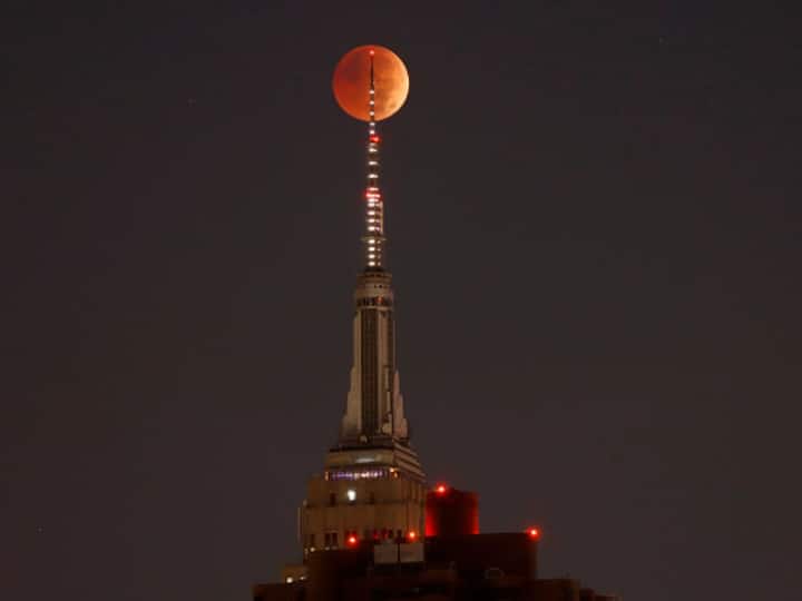 Beaver Blood Moon Lunar Eclipse 2022: The last total lunar eclipse of the year seen behind the Empire State Building in New York City on November 8, 2022. (Photo: Getty)