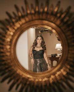 Hina Khan Photos: आईने में खुदको निहारती किसी अप्सरा से कम नहीं लग रहीं हिना खान, देखें एक्ट्रेस की हसीन तस्वीरें