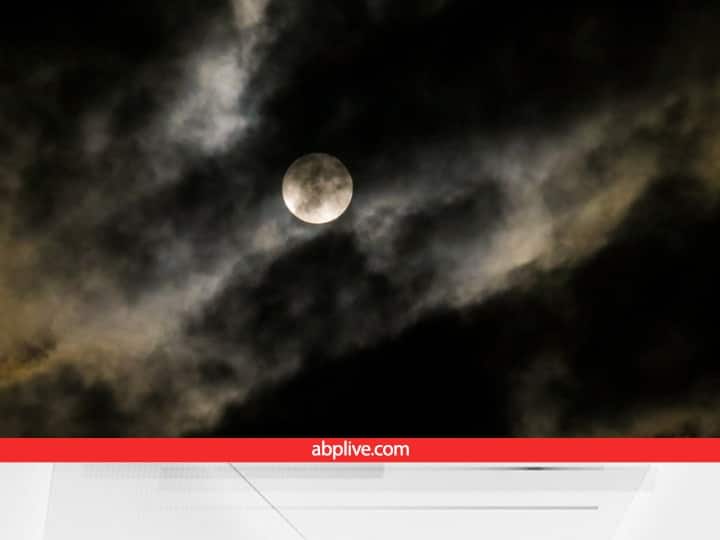 मान्यता है कि चंद्रग्रहण के दौरान धरती पर बुरी शक्तियों का प्रभाव बढ़ जाता है. कुश और तुलसी को बेहद पवित्र माना जाता है. यही वजह है कि ग्रहण काल के दौरान और इसके बाद भी शुद्धिकरण के लिए इनका उपयोग करते हैं.