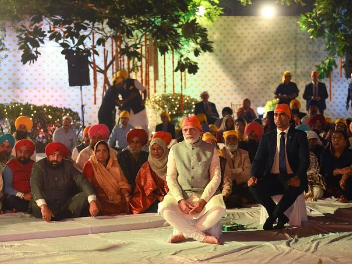 गुरु नानक जयंती के दिन देशभर के गुरुद्वारों को सजाया जाता है, जहां बड़ी संख्या में भक्त आते हैं. नानक ने अपने आध्यात्मिक यात्रा की शुरुआत भारत, तिब्बत और अरब से की थी जो 30 सालों तक चली.