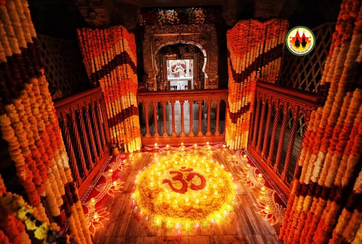 त्रिपुरारी पौर्णिमेनिमित्त विठ्ठल मंदिराला लक्ष लक्ष दिव्यांनी उजळून टाकण्यात आले होते .