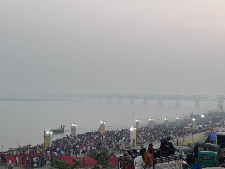 लोग सुबह से ही गंगा मैया में डुबकी लगाने पहुंच गए. स्नान के बाद लक्ष्मी नारायण की पूजा की. पना के घाटों का नजारा ही अलग था. लोग अपनी आस्था में मग्न होकर कार्तिक पूर्णिमा का आनंद लेते दिखे.