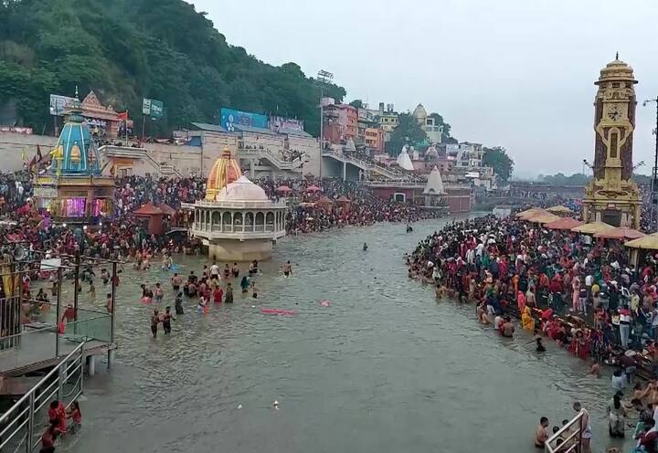 કારતક પૂર્ણિમાના દિવસે  ઉત્તરાખંડના હરિદ્વારમાં ગંગામાં ડૂબકી લગાવવા મોટી સંખ્યામાં શ્રદ્ધાળુઓ ઉમટ્યાં હતા.