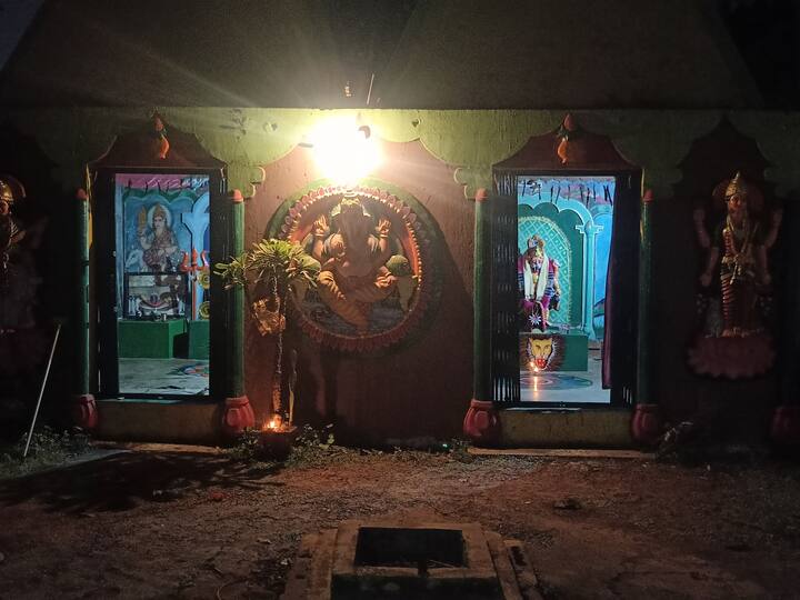 ऐसा माना जाता है कि गंगाजल या किसी पवित्र नदी के जल का छिड़काव घरों में करने से ग्रहण से आई नकारात्मकता और इसके दुष्प्रभाव समाप्त हो जाते हैं. स्वयं स्नान करने के बाद देवी-देवताओं को स्नान कराएं इसके बाद भोजन या खाने पीने की चीजों पर गंगाजल छिड़कें.