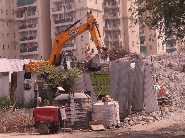 Noida Twin Tower Debris Lifting Work Stop Due to Grap and As per NGT norms Noida Twin Tower: ट्विन टावर का मलबा उठाने का काम रुका, मशीनें शांत, मजदूर नदारद, जानें वजह