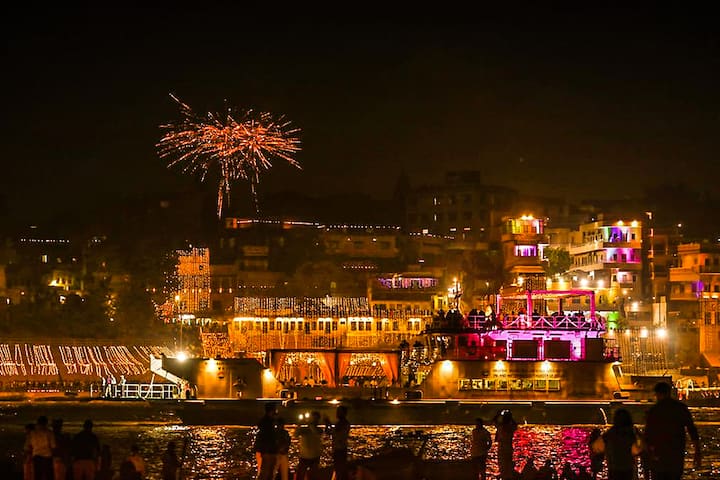 प्रशासनिक अधिकारियों ने यह जानकारी दी कि मां गंगा का अर्धचन्द्राकार स्वरूप लाखों दीपक की रोशनी से जगमगाता रहा.
