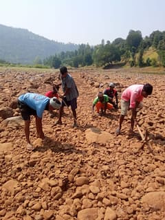 In Photo : महाराष्ट्र-गुजरात राज्य एकत्र आलं, गावकऱ्यांनी हातात फावडं घेतलं अन् रस्ता झाला...