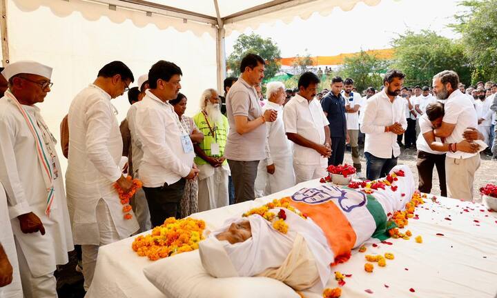 “कृष्णकुमार पांडे यांचे निधन संपूर्ण काँग्रेस परिवारासाठी अत्यंत दुःखद आहे.  त्यांच्या कुटुंबाप्रती मी सहवेदना प्रकट करतो. जीवनाच्या शेवटच्या क्षणी त्यांच्या हातात तिरंगा होता.  देशासाठी त्यांचे समर्पण सदैव प्रेरणा देत राहिल”, अशा शब्दात राहुल गांधी यांनी आपल्या शोकभावना व्यक्त केल्या आहेत.