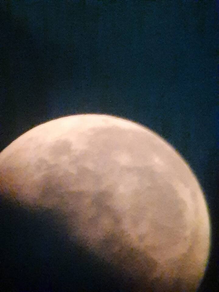 কলকাতার আকাশে বিকেল ৪টে ৫২-য় চাঁদ ওঠে। যার আগে থেকেই অধীর অপেক্ষায় ছিলেন সকলে।