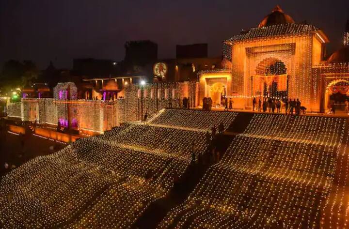 વારાણસી જિલ્લા વહીવટીતંત્રના એક વરિષ્ઠ અધિકારીએ જણાવ્યું કે દેવ દિવાળીના અવસર પર ગંગાના પશ્ચિમ કિનારે 84 ઘાટો પર લગભગ આઠ લાખ દીવાઓ પ્રગટાવવામાં આવ્યા છે.