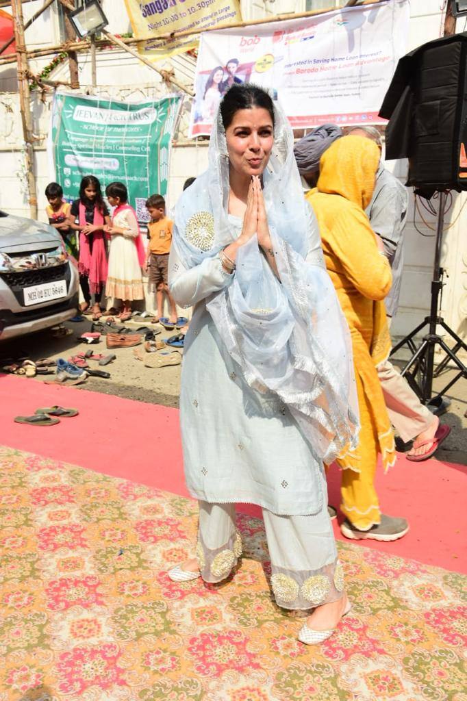 उन्होंने स्काई ब्लू कलर का कुर्ता सेट पहना था और दुप्ट्टे को सिर पर ओढ़ रखा था. जो उनकी खूबसूरता में चार चांद लगा रहा था.