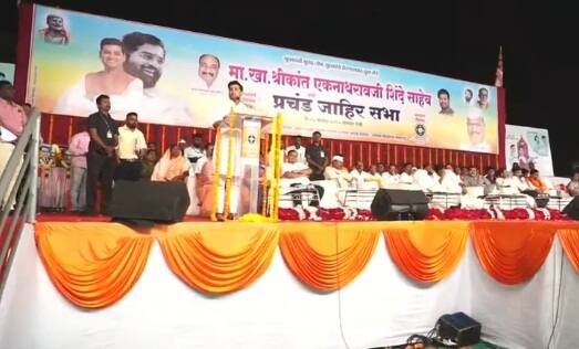 हातात कंस दिली तर ज्वारीचं कोणतं आणि मकाच कोणतं हे सुद्धा सांगू शकणार नाही असा टोला आदित्य ठाकरे यांना लगावला.