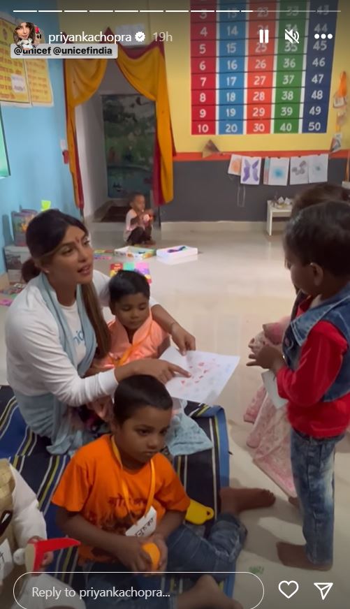 आंगनवाड़ी केंद्र के बच्चों को पढ़ाती नजर आईं Priyanka Chopra, बोलीं- लड़कियां और महिलाएं बना सकती हैं बेहतर फ्यूचर