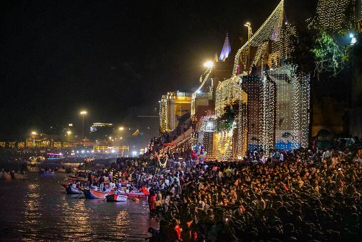 वाराणसी में गंगा किनारे 84 घाटों पर 10 लाख दीपक जलाए गये. जनसहभागिता से लोगों ने शहर में करीब 11 लाख दीपक जलाए.