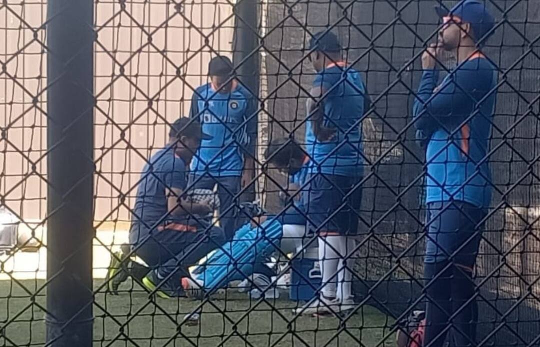 T20 World Cup 2022: Indian captain Rohit Sharma hit on his right hand during a practice session in Adelaide ahead of the semi-final match against England T20 World Cup 2022: થોડી વાર માટે ટીમ ઈન્ડિયામાં પડી ગયો હતો સોંપો, કેપ્ટન રોહિત શર્માના જમણા હાથમાં થઈ ઈજા અને પછી....