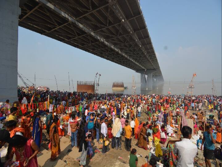 कार्तिक माह का आज आखिरी दिन है. कार्तिक पूर्णिमा के दिन स्नान दान लक्ष्मी नारायण पूजा की जाती है. पटना में गंगा किनारे लोगों का सैलाब उमड़ पड़ा.