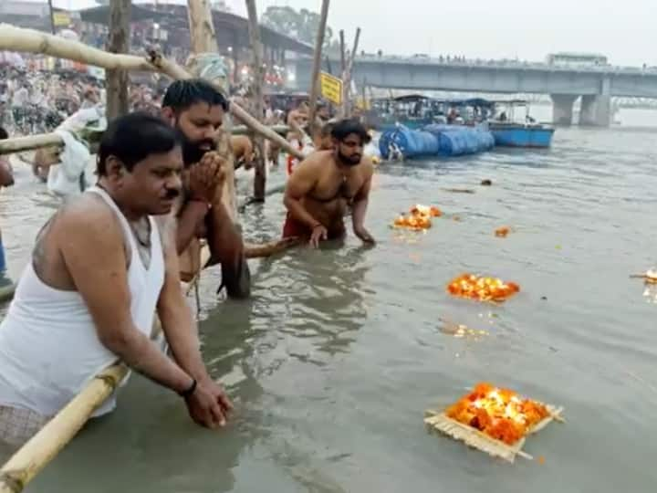 Hapur News Lakhs of devotees did Deepdan and Pind Daan in Garhmukteshwar  ANN Hapur News: गढ़मुक्तेश्वर में उमड़ा श्रद्धालुओं का सैलाब, महाभारत काल से चली आ रही है दीपदान की परंपरा