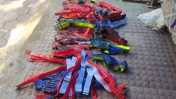 छत्तीसगढ़ की सड़कें पिछले कुछ वर्षों से हादसों की सड़क बन गई हैं. प्रदेश की सड़कें गौशाला में तब्दील हो गई है. सड़कों पर खड़े मवेशी लगातार हादसों का कारण बन रहे हैं. इन हादसों की वजह से कभी मवेशी की सड़क पर मौत हो रही है तो कभी मवेशी से टकराकर वाहन चालक असमय ही काल के गाल मे समा रहे हैं.