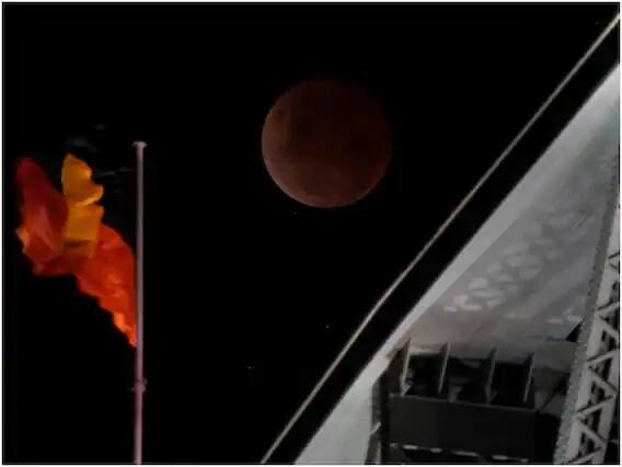 મંગળવાર (8 નવેમ્બર)ના રોજ ચંદ્રગ્રહણ ભારત સહિત અન્ય ઘણા દેશોમાં જોવા મળ્યું હતું. આ વર્ષનું છેલ્લું ચંદ્રગ્રહણ છે. અહીં જુઓ દેશ અને દુનિયાના ચંદ્રગ્રહણની તસવીરો.