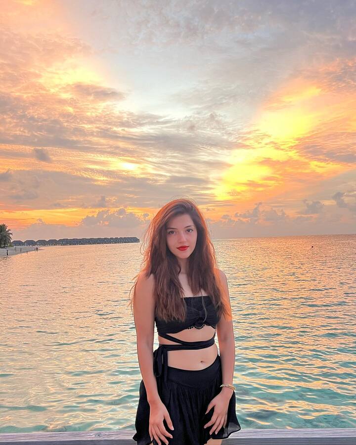 నలుపు డ్రెస్సులో మరింత అందంగా మెరుస్తోంది. -Image Credit: Mehreen Pirzada/Instagram