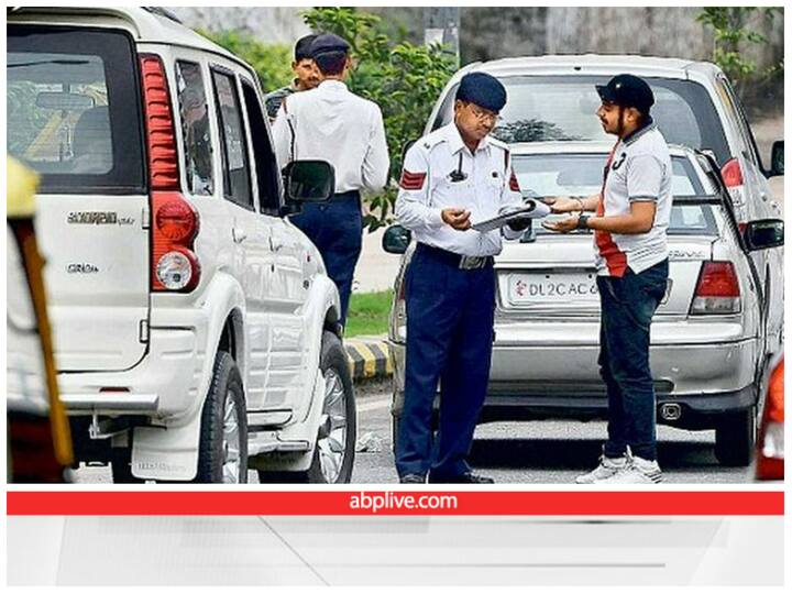 ट्रैफिक इंस्पेक्टर के सफेद दांत : इंडियन मोटर व्हीकल एक्ट 1974 के अनुसार, आंध्र प्रदेश में ट्रैफिक इंस्पेक्टर बनने के लिए आपके दांतों का मोतियों की तरह सफेद चमकना जरूरी है. नहीं तो आप ये जॉब नहीं कर सकते हैं.