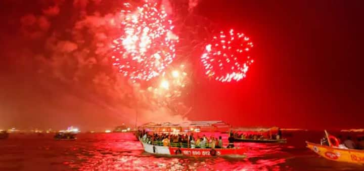 ત્રિપુરાસુરના વધની ખુશીમાં, દેવતાઓએ કાશીમાં દીવાઓ પ્રગટાવીને દિવાળીની ઉજવણી કરી હતી અને તેથી જ કાશીમાં દર વર્ષે કારતક માસની પૂર્ણિમાએ દેવ દિવાળી ઉજવવામાં આવે છે.