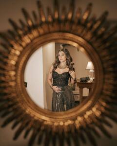 Hina Khan Photos: आईने में खुदको निहारती किसी अप्सरा से कम नहीं लग रहीं हिना खान, देखें एक्ट्रेस की हसीन तस्वीरें