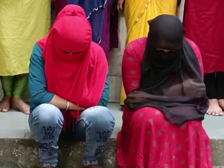 Crime News: સ્પાની આડમાં થતો હતો દેહ વ્યાપાર, પોલીસે રેડ પાડતાં જ યુવક-યુવતીઓ.... Surat Crime News: Police busted prostitutions racket running on name of spa in Surat Crime News: સ્પાની આડમાં થતો હતો દેહ વ્યાપાર, પોલીસે રેડ પાડતાં જ યુવક-યુવતીઓ....