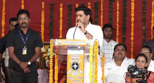 यंत्रणा हातात असतांना स्वतः घरामध्ये बंद राहिले आणि लोकांना पण घरामध्ये बंद ठेवलं असा टोला उद्धव ठाकरेंना लगावला.