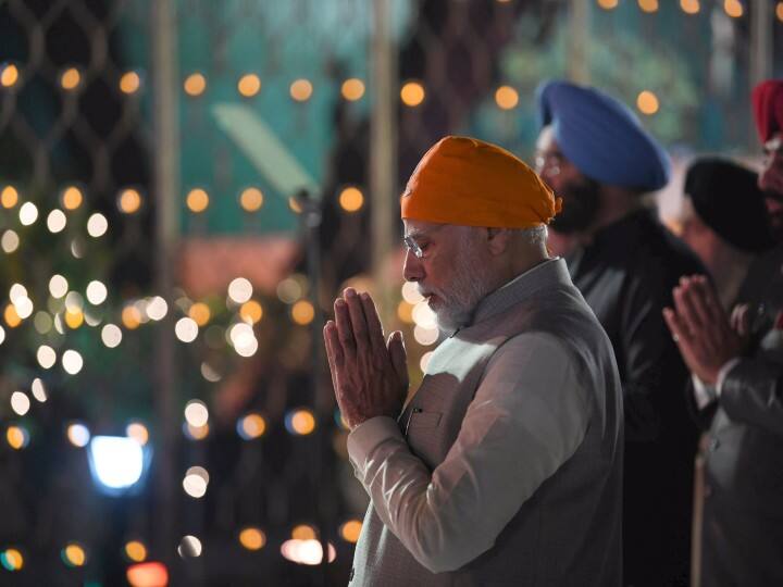 सिख धर्म के अनुयायियों के लिए गुरु नानक जयंती काफी खास होती है. इसे प्रकाश उत्सव या गुरु पर्व भी कहा जाता है. गुरु नानक जी सिख धर्म के संस्थापक और पहले सिख गुरु थे. उनका जन्म साल 1469 में कार्तिक पूर्णिमा के दिन हुआ था. इसलिए हर साल कार्तिक मास की पूर्णिमा तिथि को गुरु नानक जयंती पूरी दुनिया में मनाई जाती है.