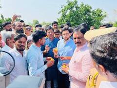 PHOTO: आदित्य ठाकरेंना व्यथा सांगताना शेतकऱ्याच्या डोळ्यात अश्रू