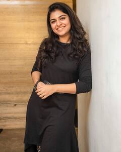 Raveena Ravi: கருப்பு..அழகோட வண்ணம்..! கருப்பு உடையில் கலக்கும் 