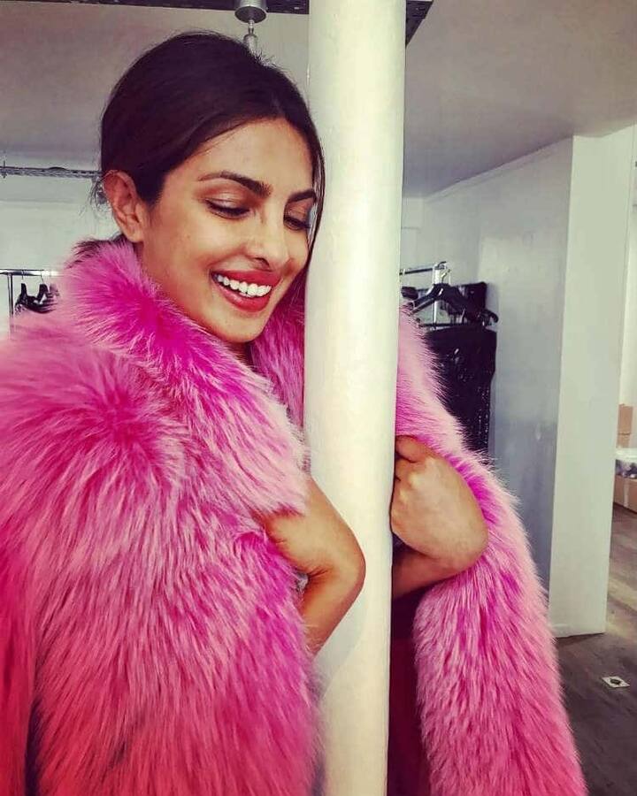 प्रियंका चोपड़ा के पास एक स्टाइलिश पिंक फॉक्स फर कोट गिफ्ट में मिला था जिसकी कीमत करीब 12 लाख 91 रुपए तक है.