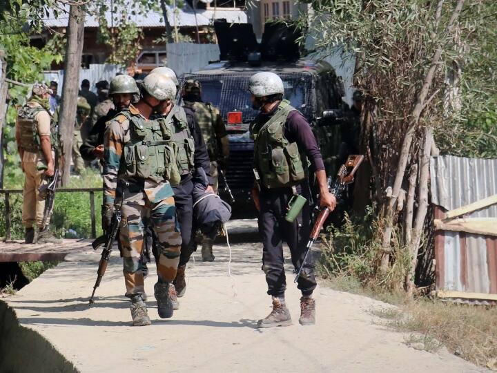 Security forces in action in Jammu and Kashmir LeTs hybrid terrorist arrested in Awantipora ann Jammu Kashmir: जम्मू कश्मीर में एक्शन में सुरक्षाबल, अवंतीपोरा से हाइब्रिड आतंकी गिरफ्तार