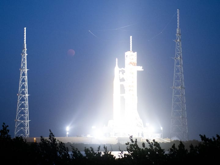 Beaver Blood Moon Lunar Eclipse 2022: Moon seen during a total lunar eclipse above NASA's Space Launch System (SLS) rocket with the Orion spacecraft aboard at Launch Pad 39B, on November 8, 2022. (Photo: NASA)