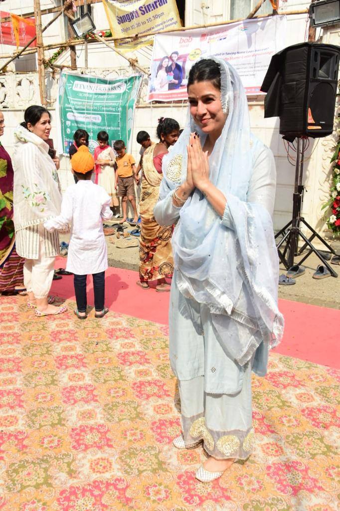 वहीं एक्ट्रेस में गुरुद्वारे में जाने से पहले पैपराजी को कई पोज दिए और गुरुपर्व की बधाई भी दी.