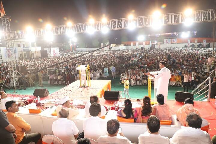 बांद्रा ते वरळी एवढेच जग आणि एवढीच संघटना असलेल्या लोकांना आज बांधावर जावं लागतंय अशी टीका श्रीकांत शिंदे यांनी केली.