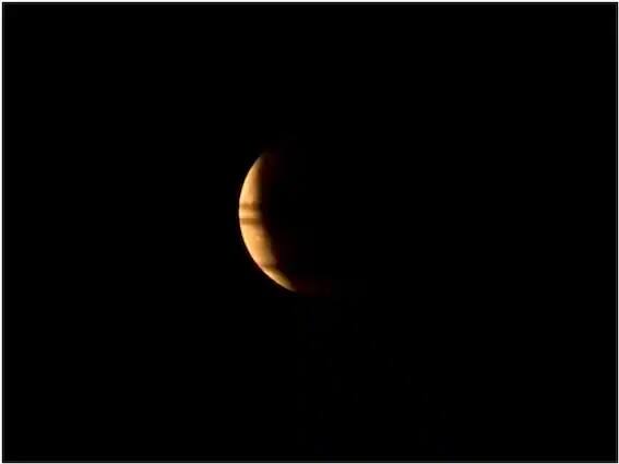 ભારતીય સમય અનુસાર ચંદ્રગ્રહણનો સમય સાંજે 5:32 થી 6:18 સુધીનો હતો. હવે આગામી સંપુર્ણ ચંદ્રગ્રહણ જે ભારતમાંથી જોઈ શકાશે તે 7 સપ્ટેમ્બર, 2025ના રોજ થશે. જો કે ઓક્ટોબર 2023માં ભારતમાંથી નાનું આંશિક ગ્રહણ જોવા મળશે. વર્ષના છેલ્લા ચંદ્રગ્રહણની આ તસવીર આસામના ગુવાહાટીની છે. (ફોટો સોર્સ- ANI)