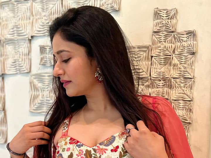 Actress Poonam Bajwa Latest Photos: என் உச்சி மண்டைல சுர்ரின்குது! சிவப்பு நிற உடையில் நடிகை பூனம் பஜ்வாவின் புதிய புகைப்படங்கள்!