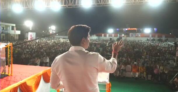 'हमने ना दल बदला है, ना दिल बदला आहे.... गद्दारी तो तुमने की है, तुमने तो अपना जमीर बदला है' अशी टीकाही श्रीकांत शिंदे यांनी केली.