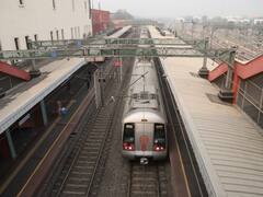 DMRC की रेड लाइन पर सफर करने वाले यात्रियों के लिए खुशखबरी, चलेंगी 8 कोच वाली ट्रेनें