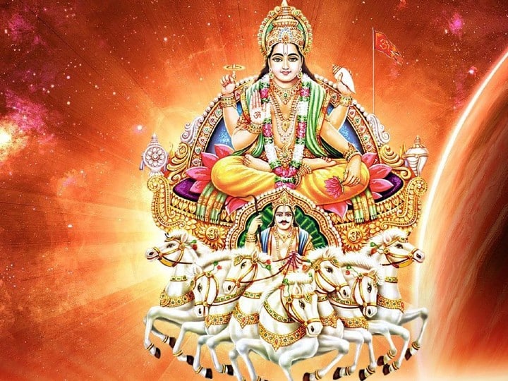 जल चढ़ाते समय सूर्य मंत्र ऊँ सूर्याय नम:, ऊँ आदित्याय नम:, ऊँ भास्कराय नम: आदि मंत्रों का जाप करते रहना चाहिए. इससे बल, पराक्रम में वृद्धि होती है.